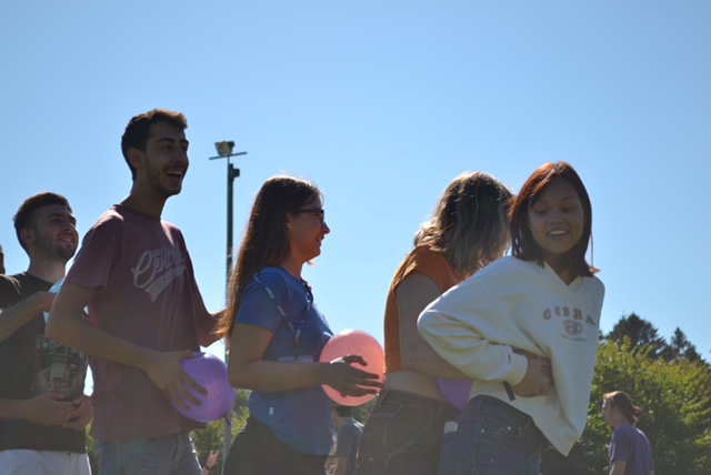 Studenți participând la o activitate în aer liber.